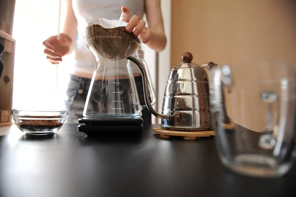 Barista menina fabrica café em uma casca de coco invulgar casca de coco purover — Fotografia de Stock