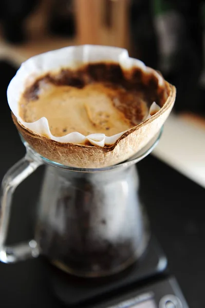 Ungewöhnliche kreative Kokosnussschale Pourover tropfen alternative Kaffee brauen auf Timer-Skala — Stockfoto