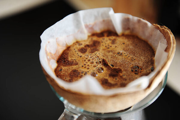 Необычные творческие кокосовой скорлупы pourover капельного альтернативного кофе пивоварения близко
