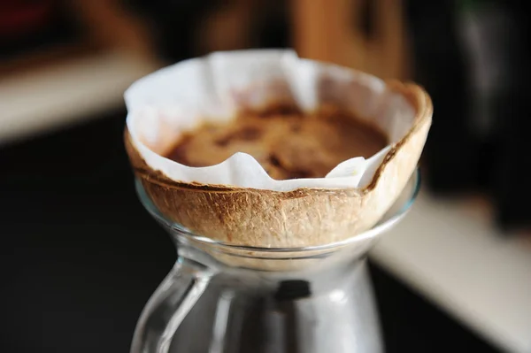 Neobișnuit creativ coajă de nucă de cocos picurare alternativă cafea de preparare aproape — Fotografie, imagine de stoc