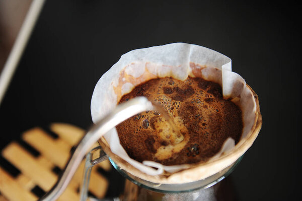 Необычный творческий кокосовый скорлупа pourover альтернативный кофе пивоварения капельной воды с гусиной чайник крупным планом
