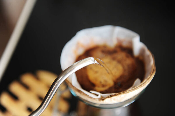 Необычный творческий кокосовый скорлупа pourover альтернативный кофе пивоварения капельной воды с гусиной чайник крупным планом
