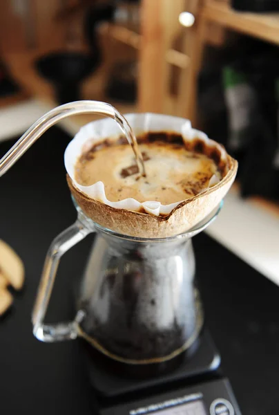 Insolite créatif coquille de coco pourover alternative café brassage goutte à goutte eau avec bouilloire col de cygne — Photo