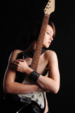 Siyah bir arka plan üzerinde elektrik gitar ile güzel seksi kız