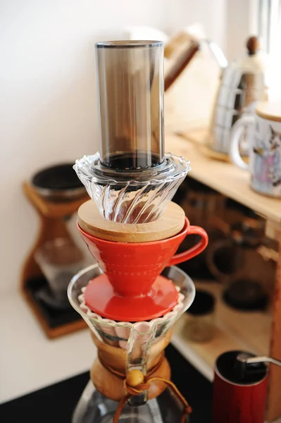 드립퍼 위에 쏟아지는 커피 타워. 다른 수동 양조 방법. 전문 개념입니다. 필터 배치 양조 — 스톡 사진
