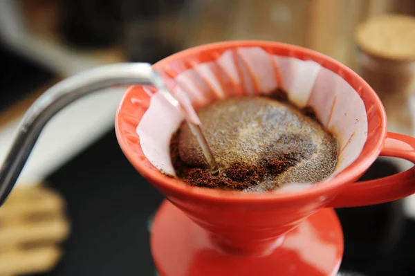 Kaffeebrühprozess. roter Keramik-Tropfer aus nächster Nähe. blüht. Schwanenhalskessel vorhanden. Spezialitätenkonzept — Stockfoto