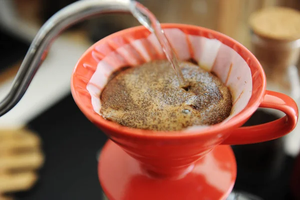 Proceso de elaboración de café. Gotero de cerámica roja de cerca. Floreciendo. Caldera de cuello de cisne. Concepto de especialidad — Foto de Stock