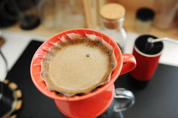 Kaffeebrühprozess. roter Keramik-Tropfer aus nächster Nähe. blüht. Spezialitätenkonzept — Stockfoto