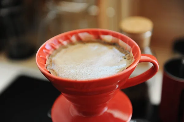 กระบวนการชงกาแฟ เครื่องหยดเซรามิกสีแดงใกล้เข้ามาแล้ว บานสะพรั่ง แนวคิดพิเศษ — ภาพถ่ายสต็อก