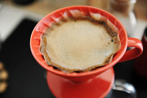 Kaffeebrühprozess. roter Keramik-Tropfer aus nächster Nähe. blüht. Spezialitätenkonzept — Stockfoto