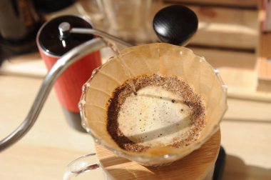 Camda kahve demleme kağıt filtre ile üzerine dökün