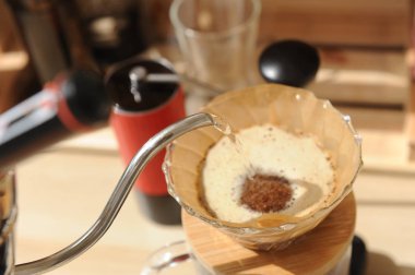 Camda kahve demleme kağıt filtre ile üzerine dökün