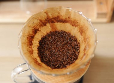 Camda kahve demleme kağıt filtre ile üzerine dökün