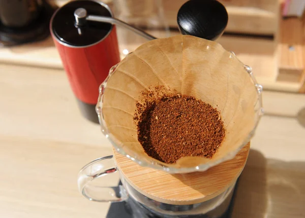 Пивоварение кофе в стекле с помощью бумажного фильтра — стоковое фото