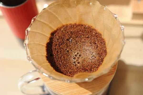 Café cervecería en vidrio verter encima con filtro de papel — Foto de Stock