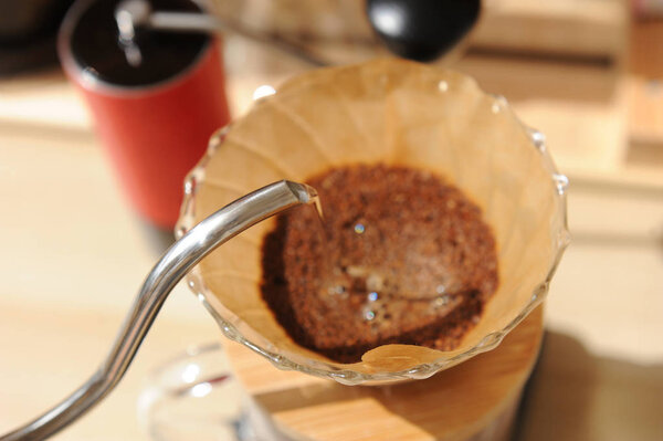 Пивоварение кофе в стекле с помощью бумажного фильтра
