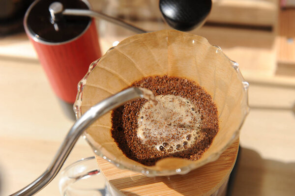 Пивоварение кофе в стекле с помощью бумажного фильтра
