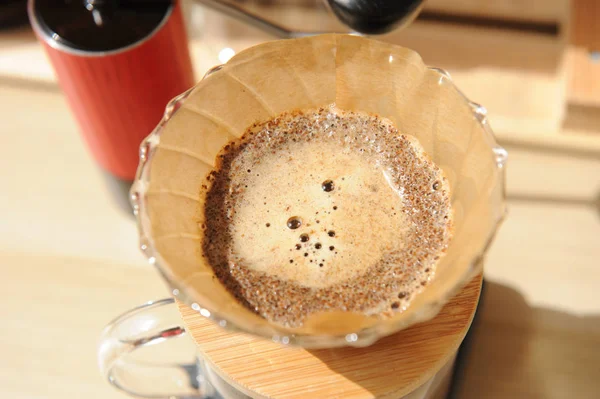 Kaffeeaufbrühen im Glas mit Papierfilter übergießen — Stockfoto