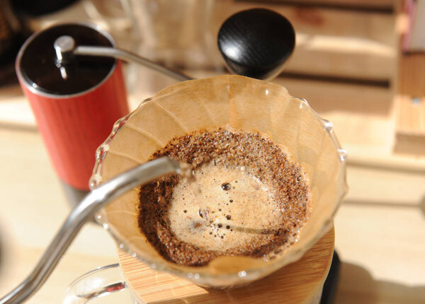 Пивоварение кофе в стекле с помощью бумажного фильтра
