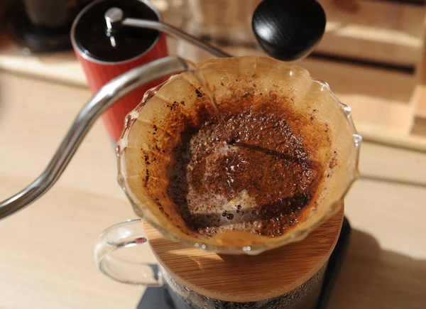 Café brassage en verre verser avec filtre à papier — Photo