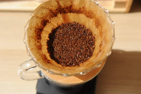 Пивоварение кофе в стекле с помощью бумажного фильтра — стоковое фото
