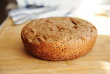 Taze pişmiş tam tahıllı ekmek. Yuvarlak ekmek.