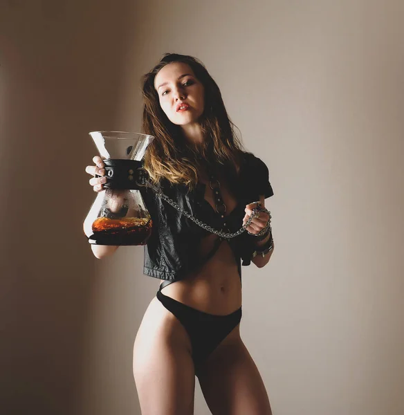 Ein Schönes Sexy Mädchen Schwarz Hält Eine Kaffeekanne Der Leine — Stockfoto