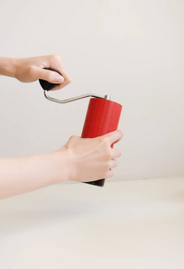 Beyaz arka planda kırmızı el yapımı kahve öğütücüsü. Boş alan