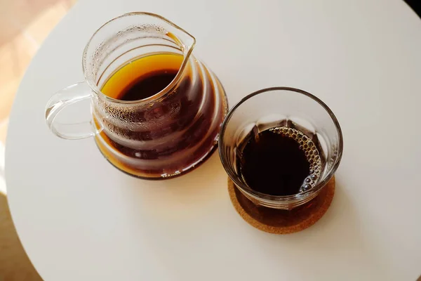 Schwarzer Filterkaffee Serviert Einer Kanne Und Einem Glas Auf Einem — Stockfoto