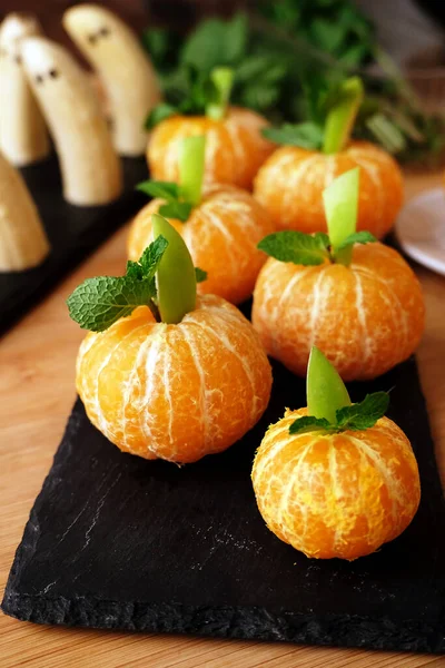 Delizie Halloween Frutto Sane Zucche Finte Mandarino Lavagna Nera — Foto Stock