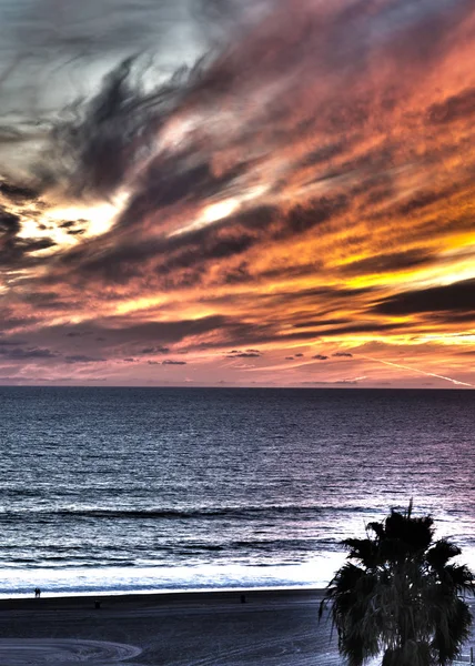 Bellissimo Tramonto Colorato Sopra Oceano Cielo Illuminato Dal Sole All — Foto Stock