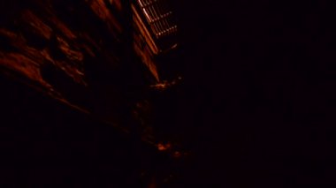 Kılavuz, gece görünümünden drenaj kanal içinde drenaj