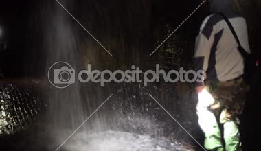 Kiev, Ukrayna 08 Ocak 2018: grup insanlar yürüyüş şelale yağmur suyu yeraltı nehri Klov tur sırasında kentsel kanalizasyon için yeraltı tünel boyunca gelen yakınındaki.