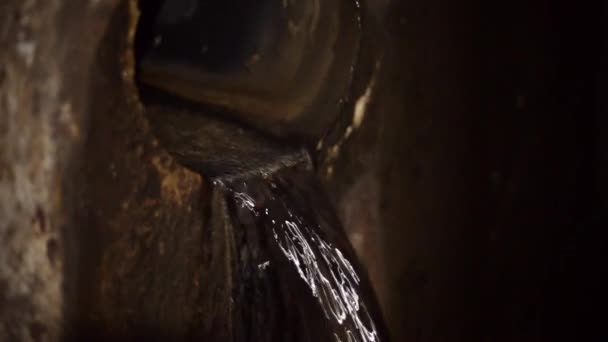 Sauberes Wasser Fließt Aus Dem Schmutzkanal Den Abwasserkanal — Stockvideo