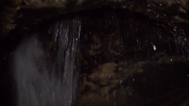 Aguas Residuales Urbanas Vierten Túnel Alcantarillado Personas Con Linternas Caminando — Vídeos de Stock