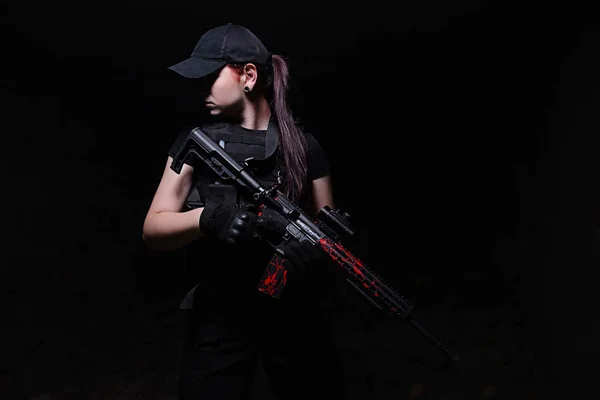 Chica Con Rifle Sobre Fondo Oscuro — Foto de Stock