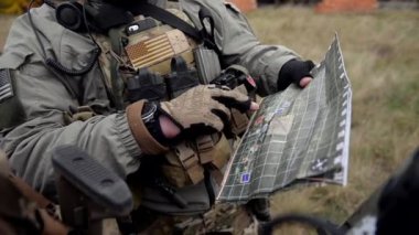 Kiev, Ukrayna 10 Eylül 2017: askeri üniforma, kurşun geçirmez yelekler erkeklerde airsoft askeri simülasyon oyun sırasında haritaya bakın.