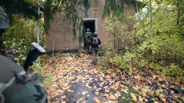 Mężczyźni Mundurach Kamuflażu Sprzętu Wojskowego Broni Ich Rękach Wejść Domu — Wideo stockowe