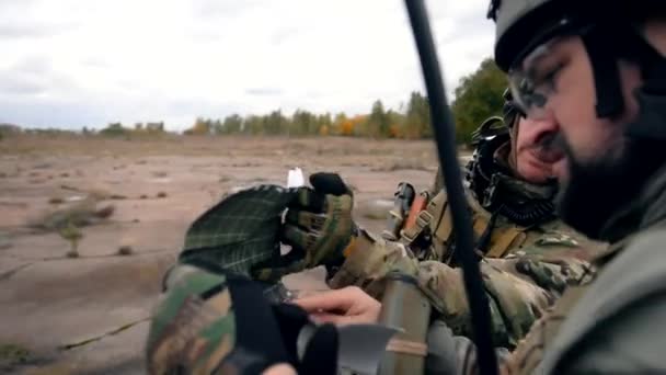Kyjev Ukrajina Září 2017 Několik Mužů Vojenské Uniformě Zbraněmi Přes — Stock video