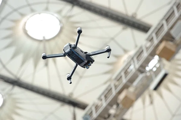 Drone Unosił Się Powietrzu Tle Kopuła Stadion — Zdjęcie stockowe