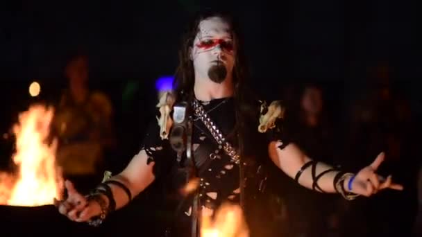 Kyiv Ukraine กรกฎาคม ชายในช าใกล งไฟในช วงเทศกาลหล นโลก Pit ในค — วีดีโอสต็อก
