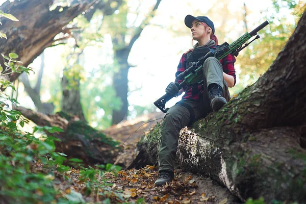 Young Red Haired Girl Gun Bulletproof Vest Sitting Log Park — Stock Photo, Image