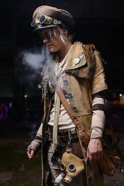 Kiev, Ukrayna - Temmuz, 02: genç kadın koyu arka plan üzerinde askeri üniformalı kıyamet sonrası festival süresince 