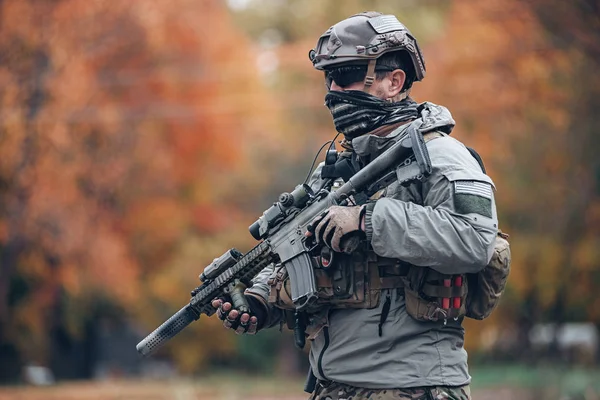 2017年10月14日 乌克兰基辅 在乌克兰基辅举行的空软军事模拟游戏中 身穿特种部队服装 手拿着步枪 戴着墨镜的男子 — 图库照片