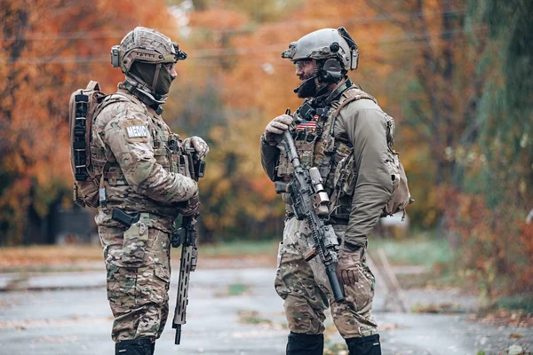 Kyiv Ucrania Octubre 2017 Dos Hombres Uniforme Con Rifles Sus — Foto de Stock