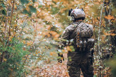Kiev, Ukrayna 14 Ekim 2017: asker askeri kıyafet ormandaki ağaçlar arasında Kiev, Ukrayna airsoft askeri simülasyon oyunu sırasında Ekim duruyor 14,2017.