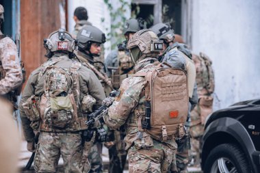 Kiev, Ukrayna 14 Ekim 2017: sırtında tıbbi sırt çantası ile bir grup asker tarafından Kyiv, Ukraine airsoft askeri simülasyon oyunu sırasında Ekim duran adam 14,2017.
