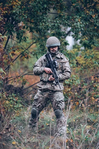 Kyiv Ucrania Octubre 2017 Hombre Uniforme Militar Con Rifle Las —  Fotos de Stock