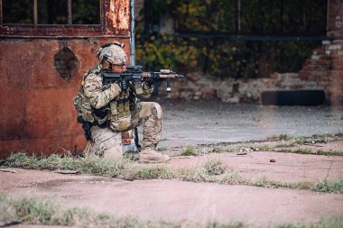 Kiev, Ukrayna 14 Ekim 2017: Kyiv, Ukraine Ekim airsoft askeri simülasyon oyunu sırasında amaçları dizlerinin üzerinde tüfekle asker 14,2017.
