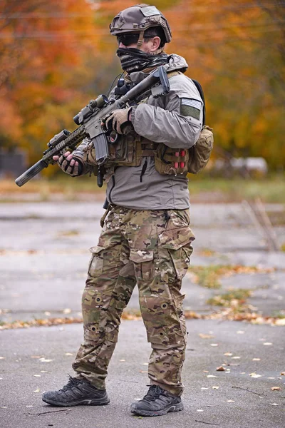 Kyiv Ucrania Octubre 2017 Hombre Uniforme Militar Con Rifle Asalto — Foto de Stock